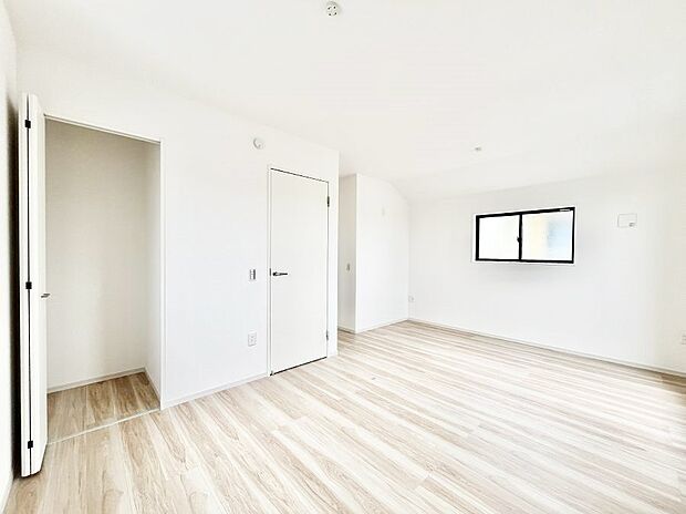 【寝室】収納が充実しているので居住スペースを広々使えます