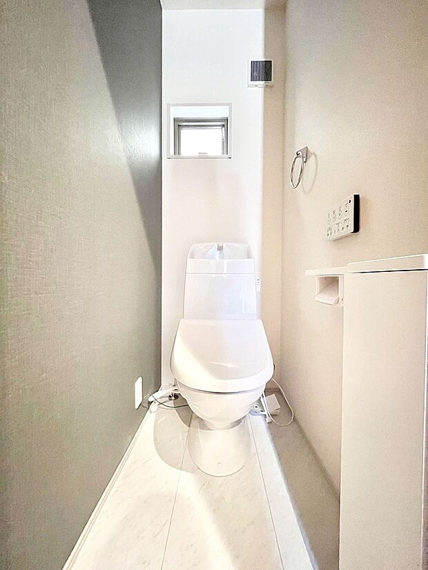 【トイレ】トイレは1階と2階それぞれに配置されていてとても便利です。 