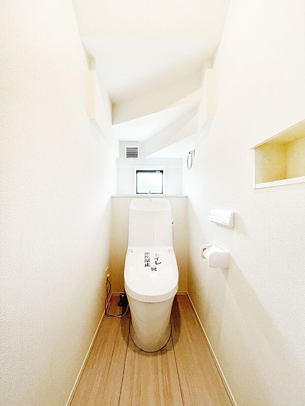 【トイレ】明るく清潔感のあるトイレです。 