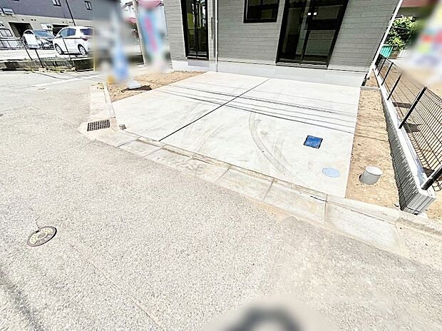 【駐車場】2台（車種による）駐車可！ご家族みんなの自転車も置ける広々カースペース。