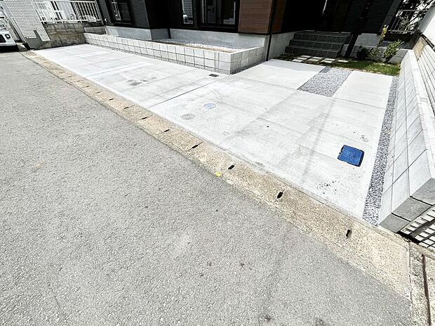 【駐車場】駐車2台可能！急なお客様の駐車に。また、ご家族の自転車スペースとしても大活躍。