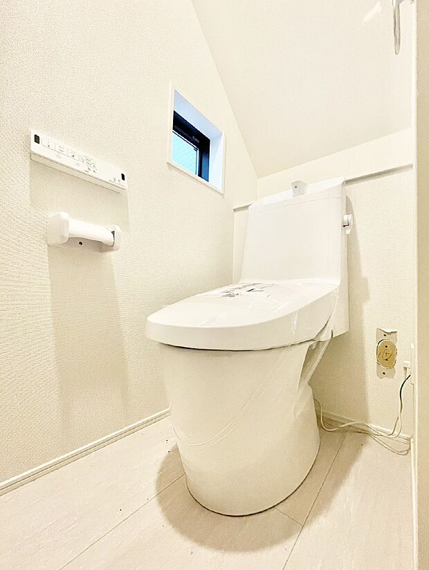 【トイレ】トイレは1階と2階それぞれに配置されていてとても便利です。 