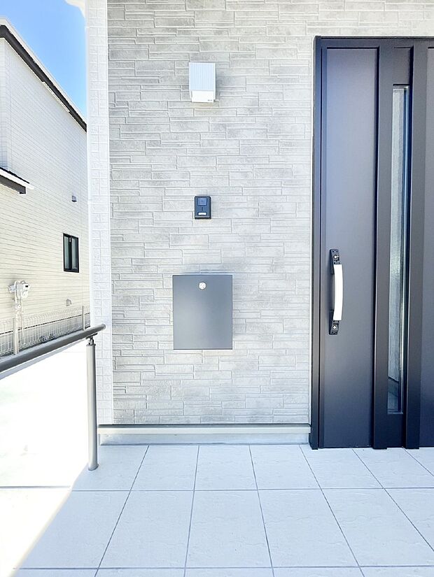 【その他現地】シンプルデザインのポスト。