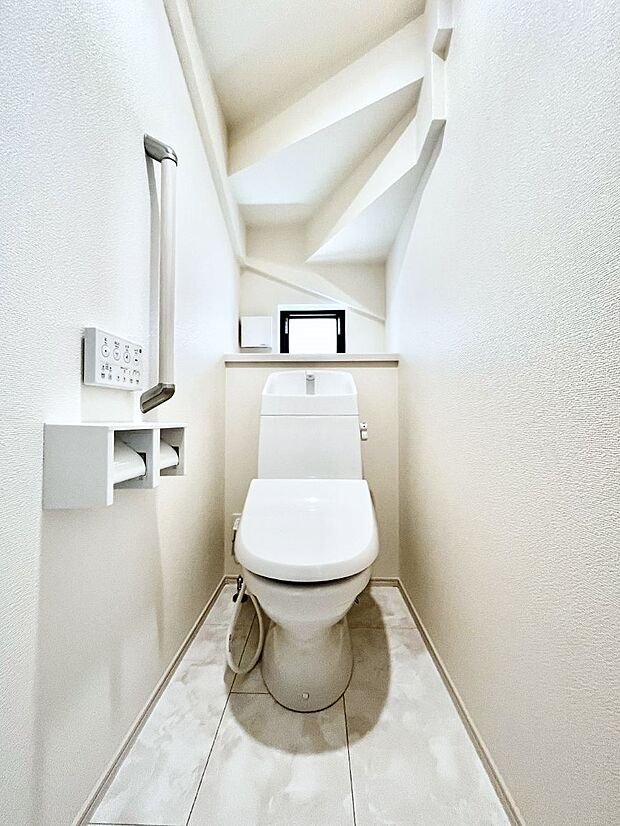 【トイレ】ウォシュレット付きトイレが1階と2階それぞれに配置されていてとても便利です。 