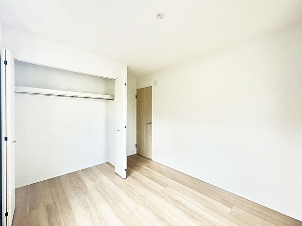 【子供部屋】お子さまのお部屋としても！衣類の整理整頓に便利なクローゼット付きの洋室。