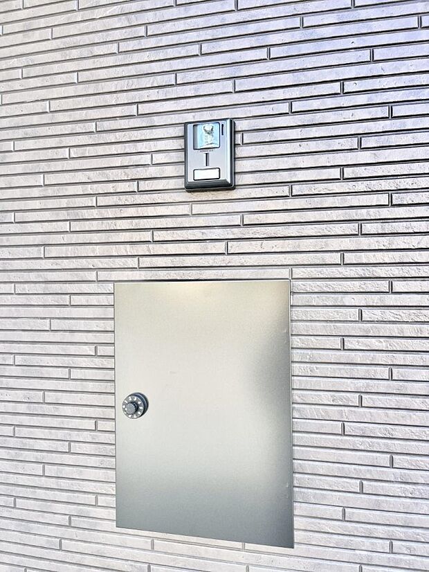【その他現地】シンプルデザインのポスト。