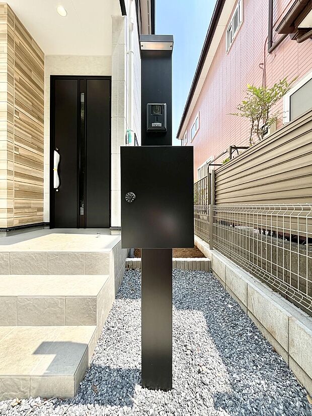 【その他現地】シンプルデザインのポスト。