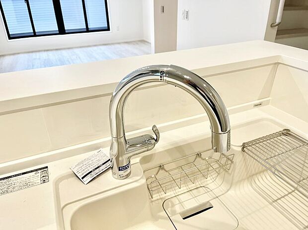 【タッチレス水栓】センサーに手をかざすだけで吐水/止水ができるタッチレス水栓。浄水器付き。