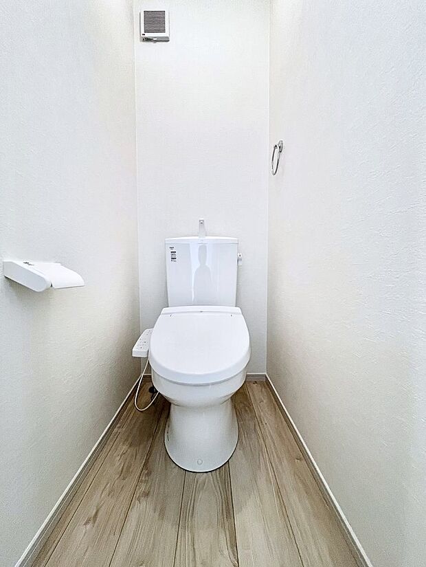 【トイレ】トイレは1階と2階それぞれに配置されていてとても便利です。