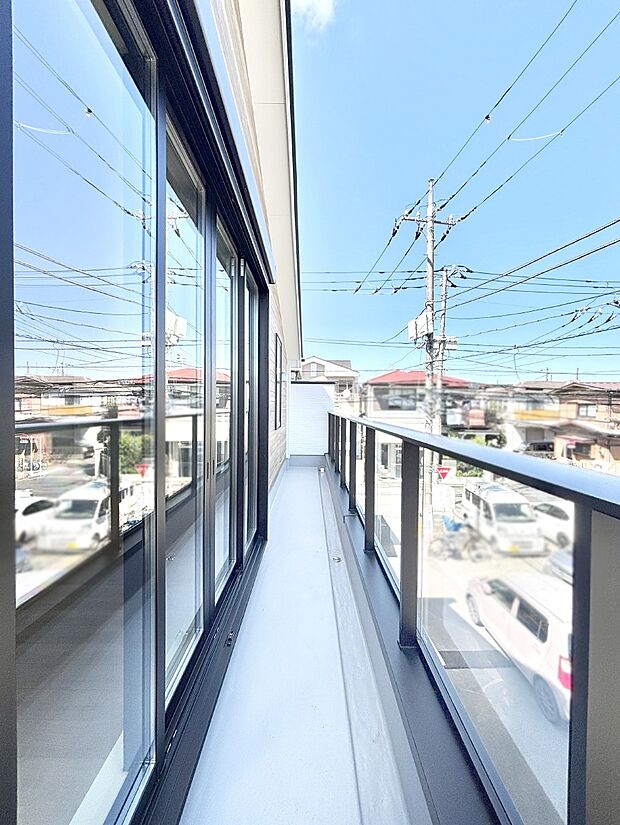 【バルコニー】ゆったりバルコニーだから沢山お洗濯ものを干せます。