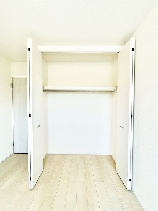 【収納】毎日着る衣類や荷物などの収納に便利なクローゼット付きです。