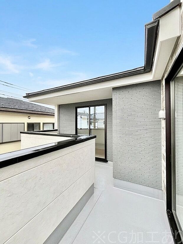 【バルコニー】暖かな陽光が降り注ぐバルコニーはお洗濯におすすめ。爽やかな風も心地よいです。