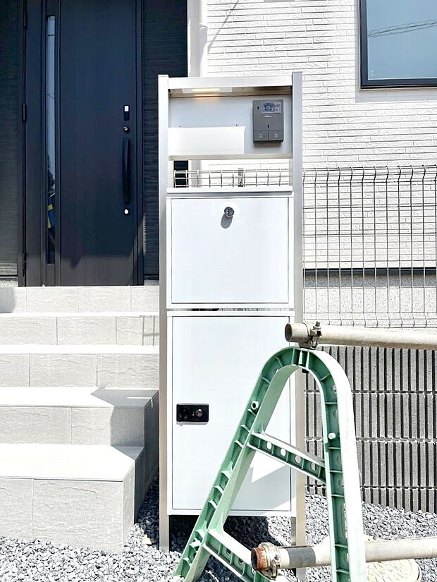【その他現地】シンプルデザインのポスト。