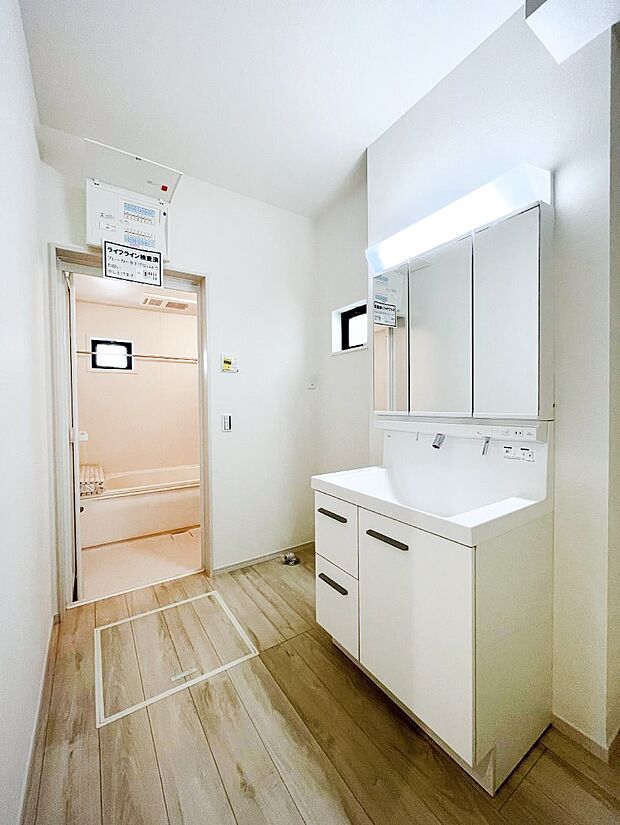 【脱衣場】小窓がついているので湿気の多い場所でも換気が十分行えます。毎日の身支度を気持ち良く!