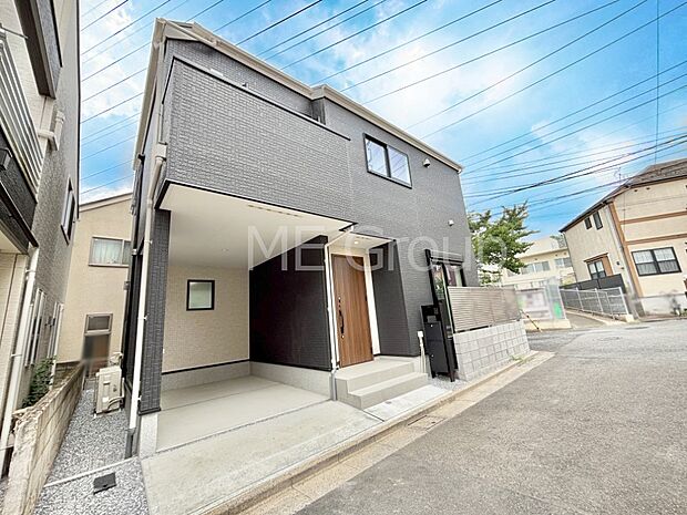 【現地外観写真】上質感あふれる外観デザイン。魅力の住まいを実現。
