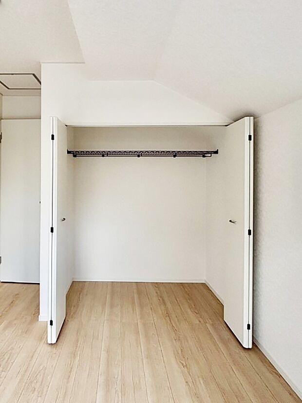 【収納】毎日着る衣類や荷物などの収納に便利なクローゼット付きです。