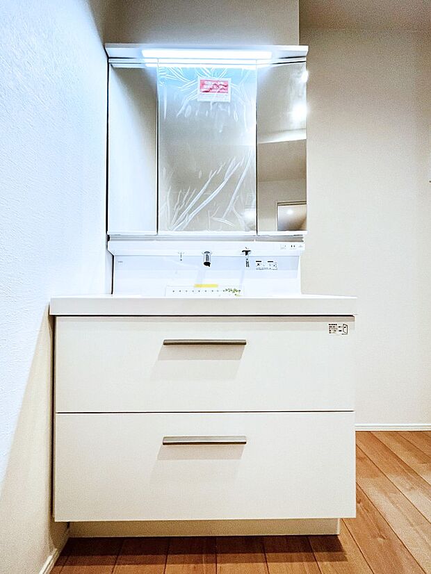 【洗面台・洗面所】大きく見やすい三面鏡で清潔感ある洗面台は、身だしなみチェックや肌のお手入れにおすすめです。