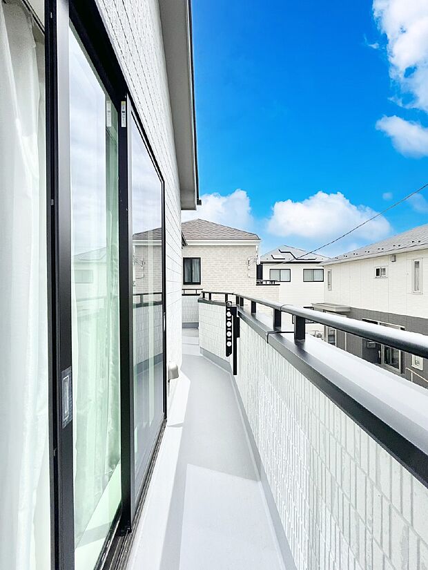 【バルコニー】ゆったりバルコニーだから沢山お洗濯ものを干せます。