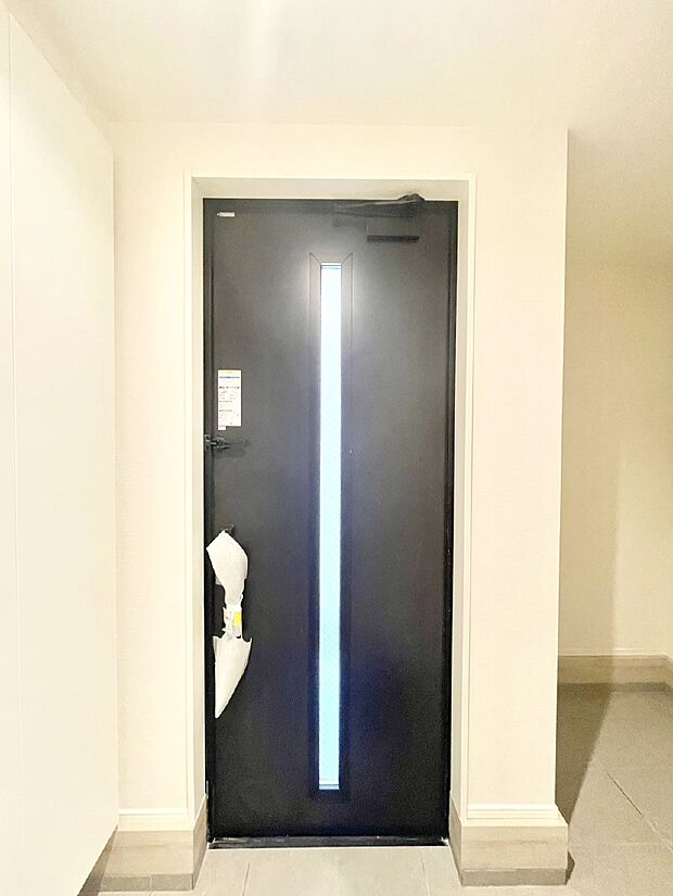 【玄関】ウォークインクローゼット付きで生活空間を広く利用できます。