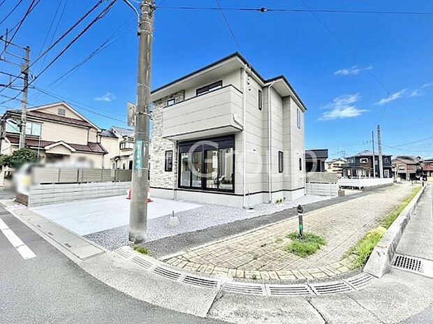 【現地外観写真】シンプルで落ち着きのある建物は住むかたの個性でオリジナルなものになっていきます。 