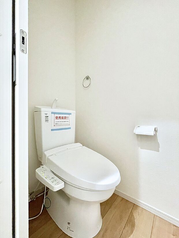 【トイレ】トイレは1階と2階それぞれに配置されていてとても便利です。 