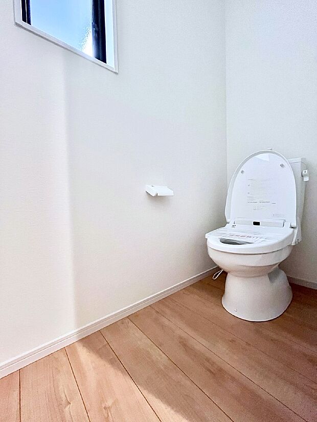 【トイレ】トイレは1階と2階それぞれに配置されていてとても便利です。