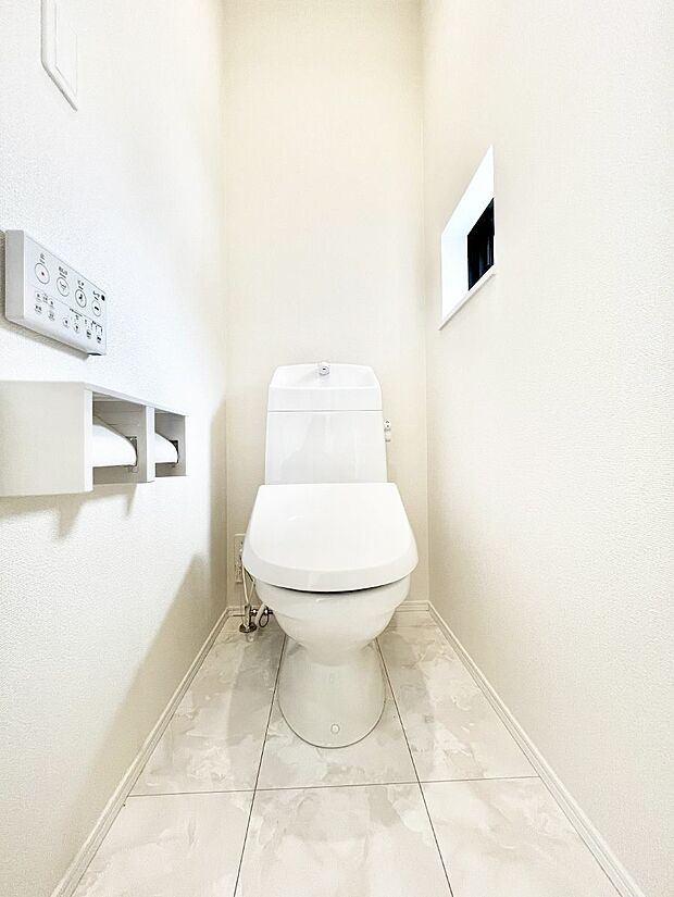 【トイレ】明るく清潔感のあるトイレです。
