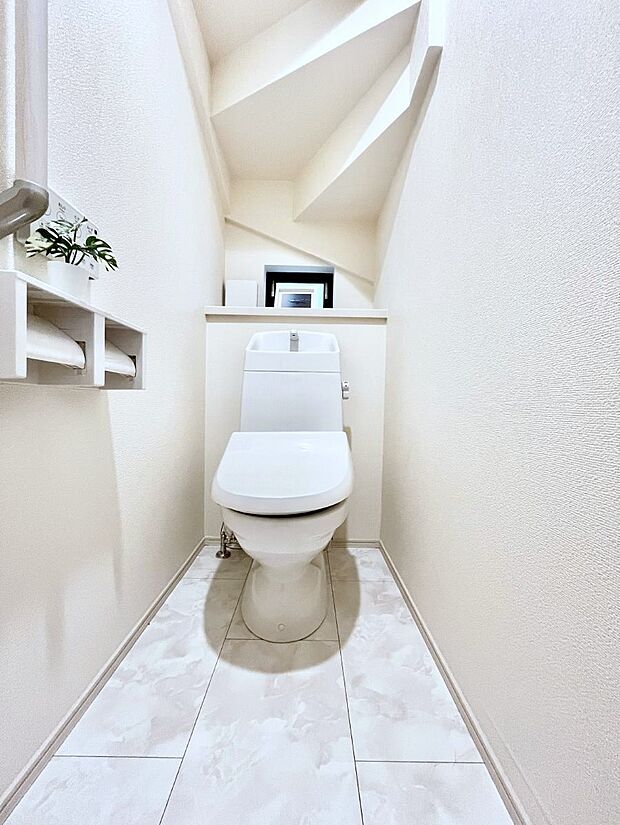 【トイレ】トイレは1階と2階それぞれに配置されていてとても便利です。 