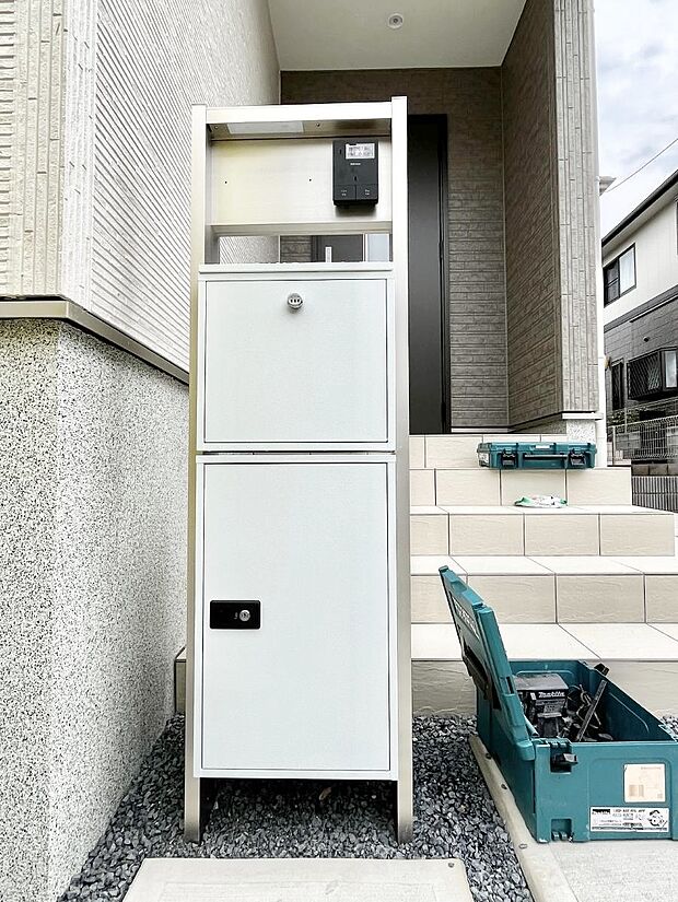 【その他現地】表札・インターホン・ポスト・宅配ＢＯＸをひとつに集約。エントランスになじむシンプルデザイン。