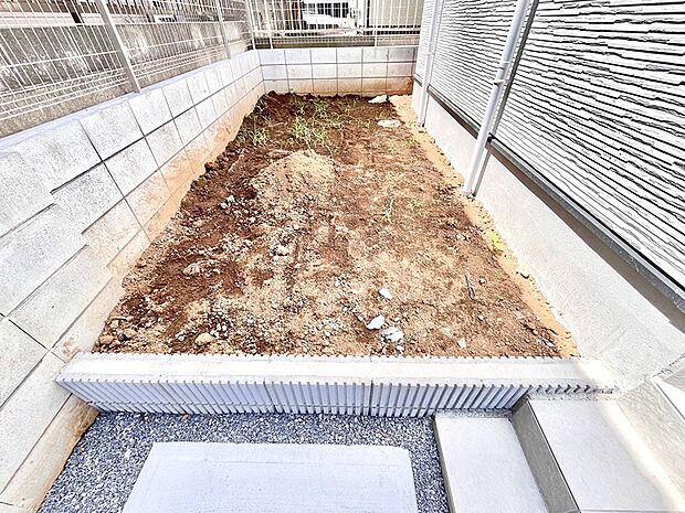 【庭】プランターを並べて季節のお花を楽しめるお庭付き。