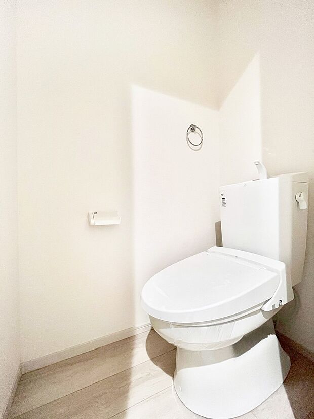 【トイレ】明るく清潔感のあるトイレです。
