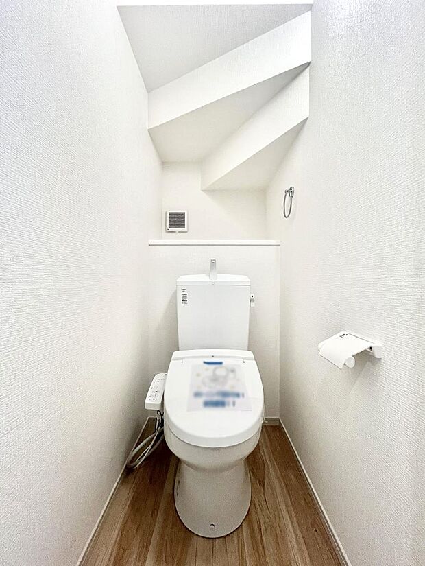 【トイレ】トイレは1階と2階それぞれに配置されていてとても便利です。 