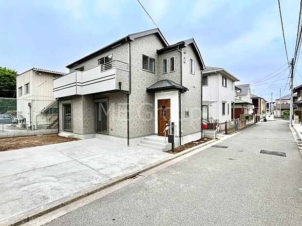 【前面道路含む現地写真】見通しの良さとともに、街並みに開放感を与えてくれます。