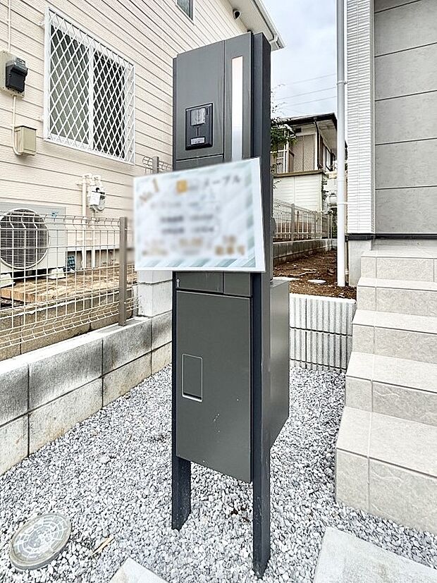 【その他現地】表札・インターホン・ポスト・宅配BOXをひとつに集約。エントランスになじむシンプルデザイン。