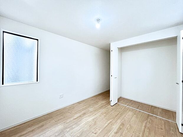 【子供部屋】お子さまのお部屋としても！衣類の整理整頓に便利なクローゼット付きの洋室。