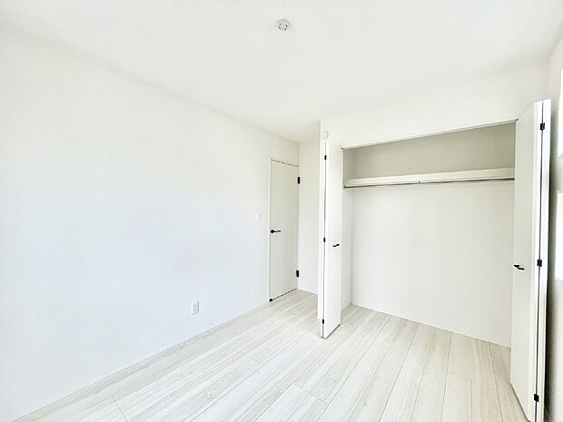 【子供部屋】お子さまのお部屋としても!衣類の整理整頓に便利なクローゼット付きの洋室。