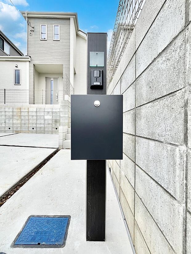 【その他現地】シンプルデザインのポスト。