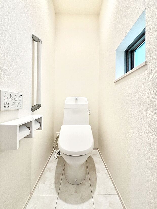 【トイレ】トイレは1階と2階それぞれに配置されていてとても便利です。