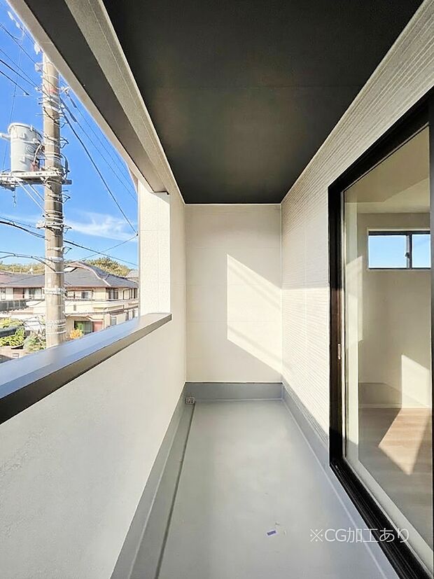 【バルコニー】上部に屋根がかかっているので急な雨の時にも安心です。