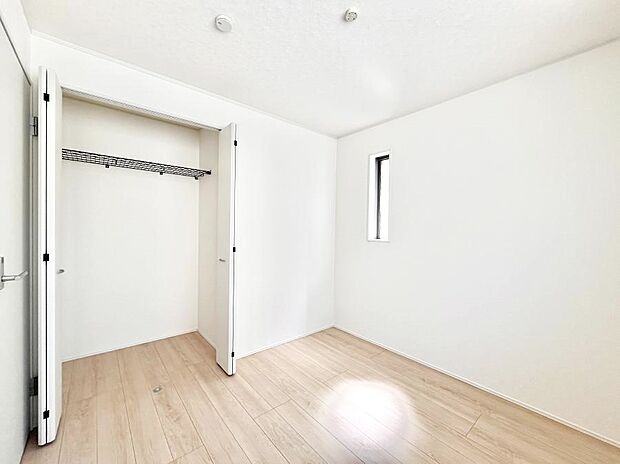【寝室】収納が充実しているので居住スペースを広々使えます