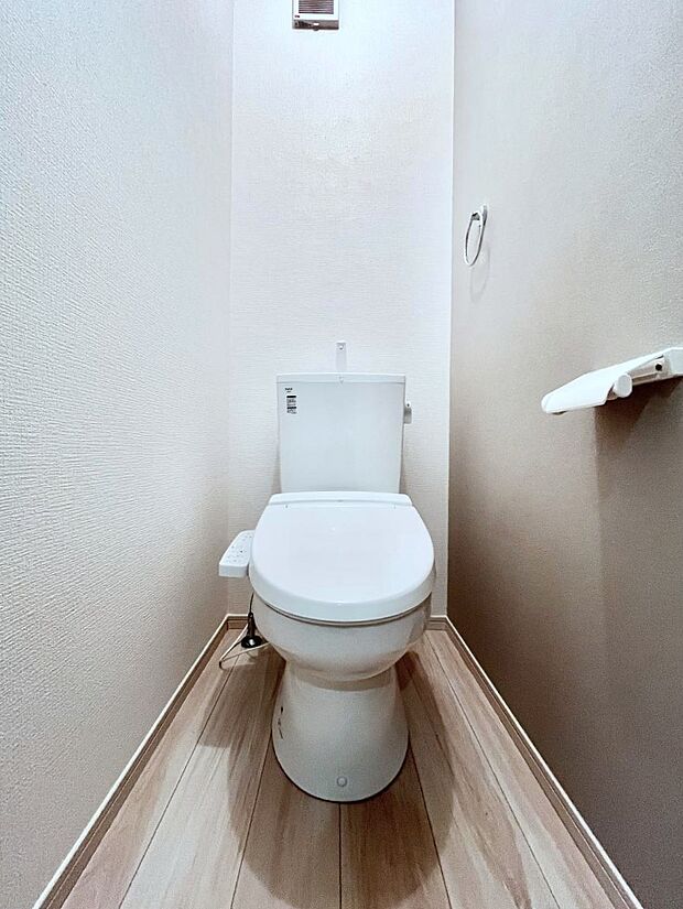 【トイレ】トイレは1階と2階それぞれに配置されていてとても便利です。 