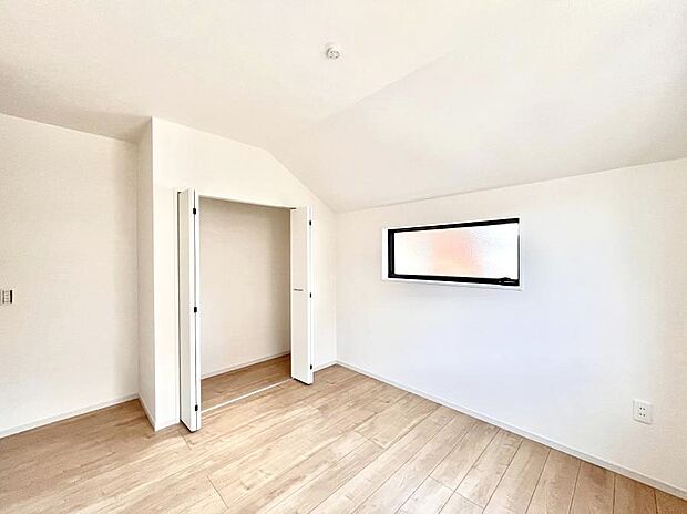 【子供部屋】お子さまのお部屋としても！衣類の整理整頓に便利なクローゼット付きの洋室。