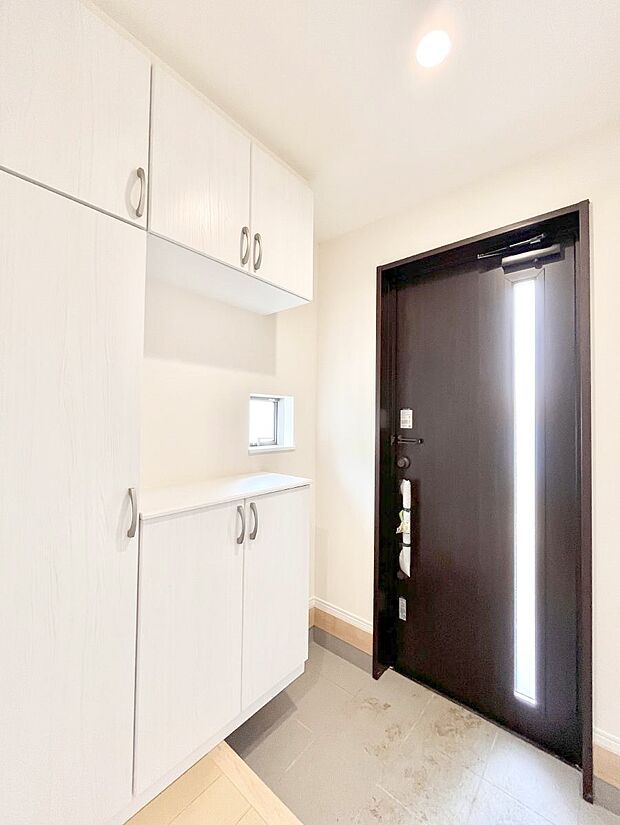 【玄関】飾り棚を利用して、お越しいただくお客様をおもてなしできます。