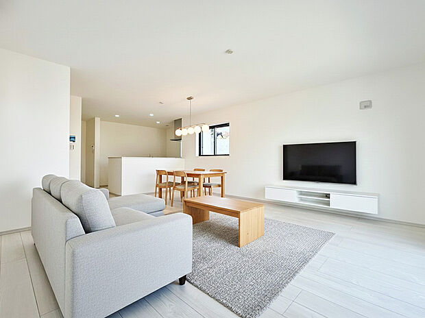 5号棟LDK
家具を配置しても広々としています！
※本画像はCGで作成しており、実際に現地に家具はおかれておりません。また価格に家具は含まれておりません。