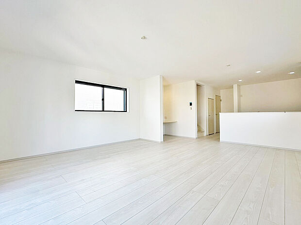 5号棟LDK
ワークスペースや勉強スペースにも利用できる棚のついた広々としたLDKとなります！