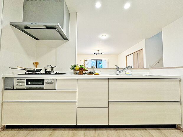 広々としたキッチンスペースを確保し、家族みんなで並んで料理ができる間取りです。休日は親子でクッキングを楽しめる、会話が弾む空間です。