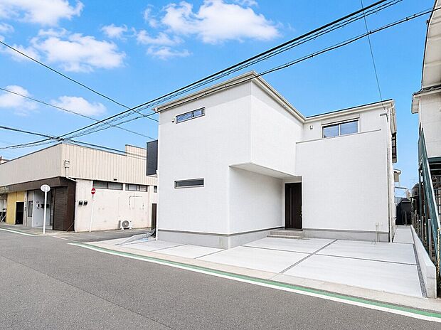 開放感のある角地に建つ、陽当り良好な新築戸建。駐車スペースは2台分を確保しており、ご家族でもゆとりある暮らしを叶えます。毎日の生活を心地よく彩る住まいです。