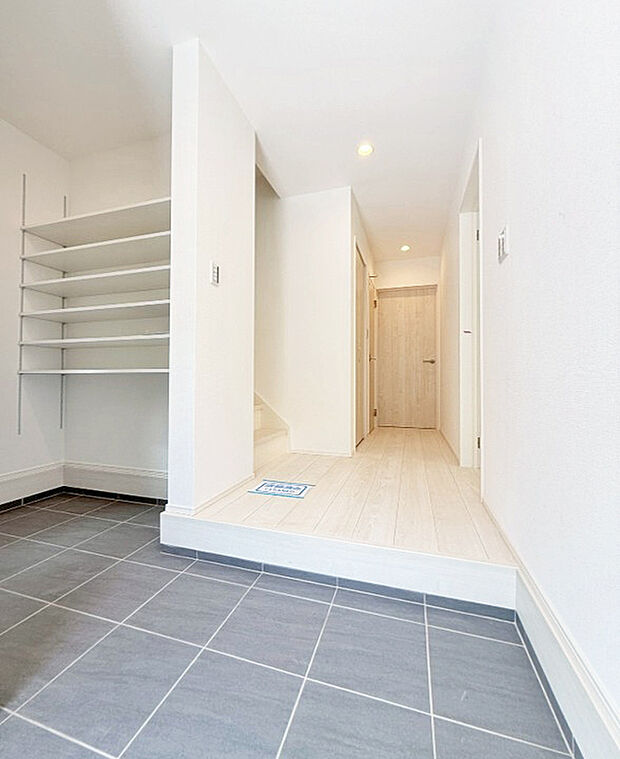 【玄関】シューズインクローク付き玄関は、靴やアウトドア用品をたっぷり収納可能。玄関周りをすっきり保ち、来客にも好印象を与える便利な空間です。