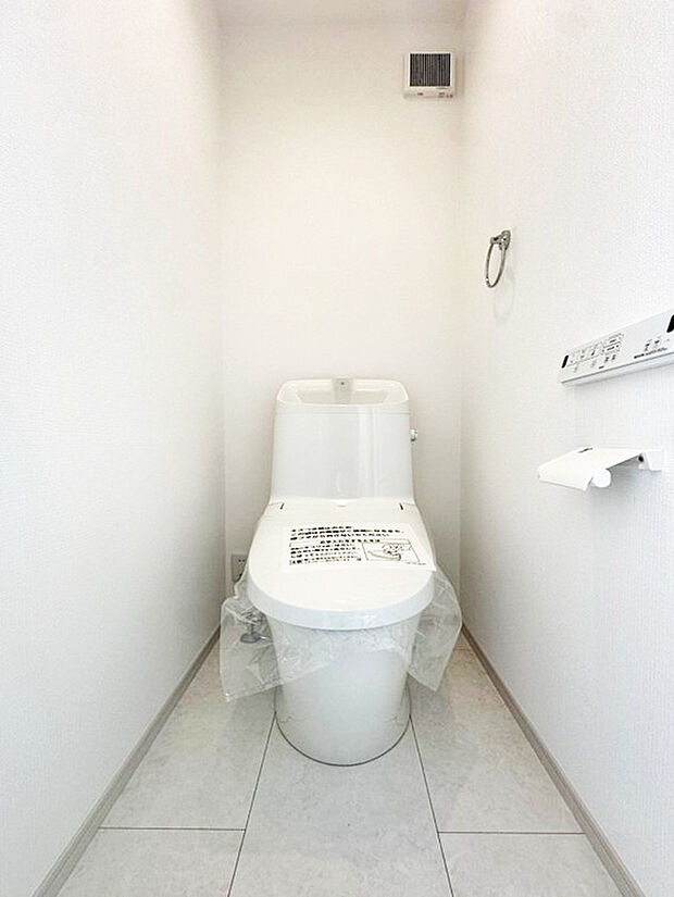 【5号棟トイレ】全棟、１F2F共に温水洗浄便座付きとなります！節水型トイレは水道代の節約にもなります♪