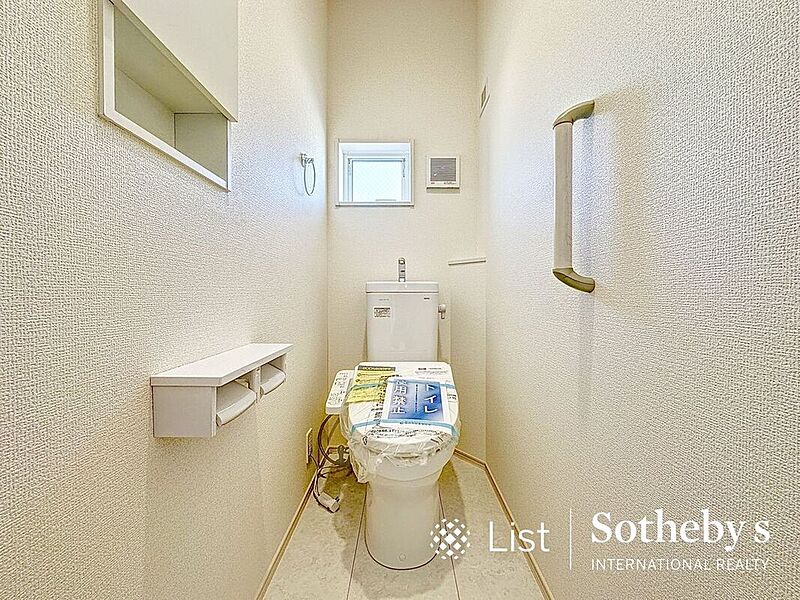 ■レストルーム■(1号棟)いつでも快適・清潔に保てるシャワートイレ。リモコンは壁付けタイプでお掃除もラクラク♪トイレは窓付きなので換気もしやすく、明るい空間です♪